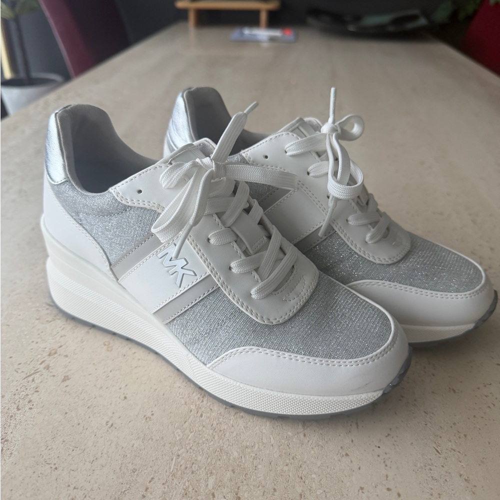 Michael Kors Mabel Women's Silver and White trainers